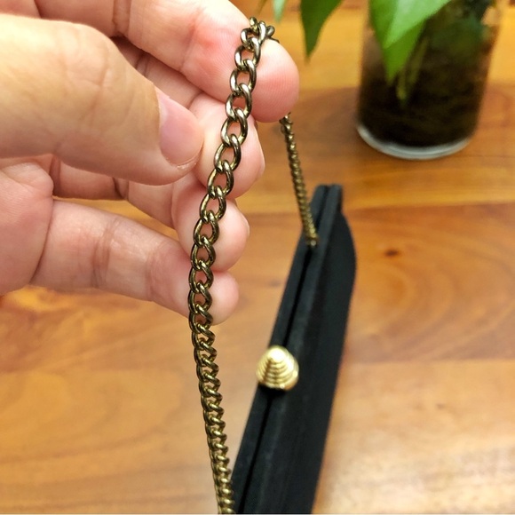 Vintage Minimalist Gorgeous Black Chain Clutch Wristlet Bag Golden Tone Hardware - Picture 5 of 13